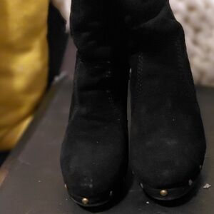 Chic Black Heeled Boots